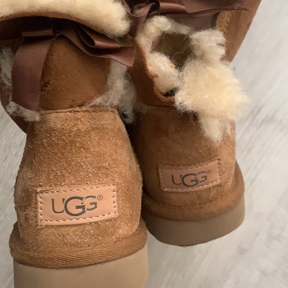 Ugg Short Bow Chestnut - Picture 3 of 3
